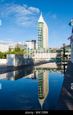 Die beiden Gebäude, Torre Sao Rafael und Torre Sao Gabriel zur gleichen Zeit wie der Bahnhof Oriente in Parque das Nações, in Lissabon, Portugal gebaut wurden Stockfoto