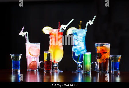 Cocktails auf Theke auf schwarzem Hintergrund Stockfoto