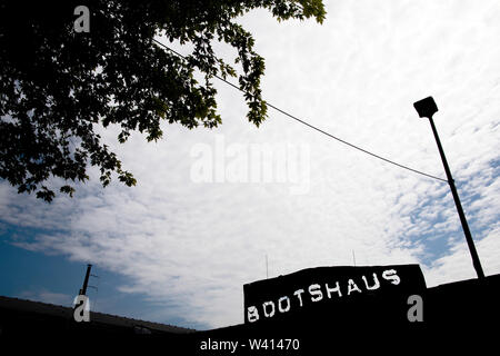 Köln, Deutschland. 05. Juli, 2019. Blick auf den Club "Bootshaus". Bootshaus statt Berghain - in diesem Jahr eine Fachzeitschrift gestimmt, einem Kölner Club statt einer Berliner Club der Besten im Land. Dies wirft die Frage auf, wie das Deutsche Nachtleben steht. (Dpa' Nachtleben: In Deutschland ist Köln das neue Berlin?") Quelle: Rolf Vennenbernd/dpa/Alamy leben Nachrichten Stockfoto