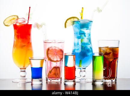 Farbenfrohe Cocktails auf dem weißen backgroung auf dem Tisch Stockfoto