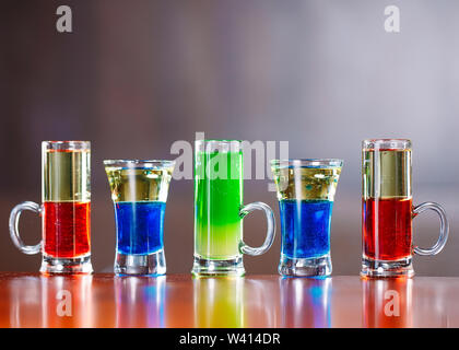 Schüsse auf Bar. bunte Cocktails auf Theke Stockfoto