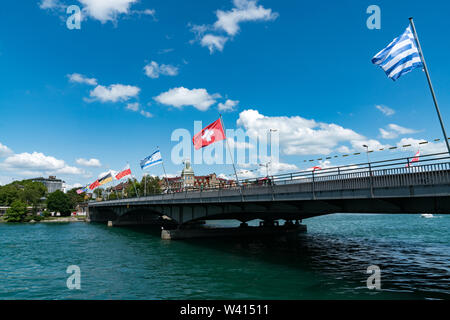 Konstanz, BW/Deutschland - vom 14. Juli 2019: Ansicht der Sternenplatz Brücke mit ihren vielen Flaggen über den Rhein zwischen den beiden Seiten der Konstanz Stockfoto