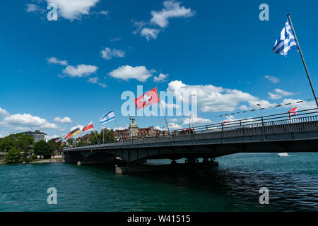 Konstanz, BW/Deutschland - vom 14. Juli 2019: Ansicht der Sternenplatz Brücke mit ihren vielen Flaggen über den Rhein zwischen den beiden Seiten der Konstanz Stockfoto