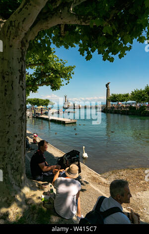 Konstanz, BW/Deutschland - vom 14. Juli 2019: Touristen ein schöner Sommertag, an den Ufern von Bodensee in Konstanz Hafen genießen Stockfoto