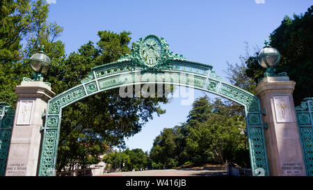 Historische Sather Gate auf dem Campus der Universität von Kalifornien in Berkeley ist ein prominenet Wahrzeichen, die zu SPROUL PLAZA Stockfoto