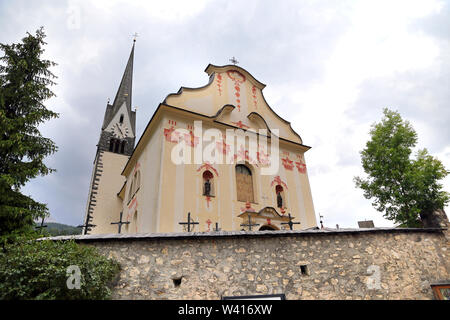 Kirche von San Giacomo und San Leonardo in Alta Badia - Dolomiten Stockfoto