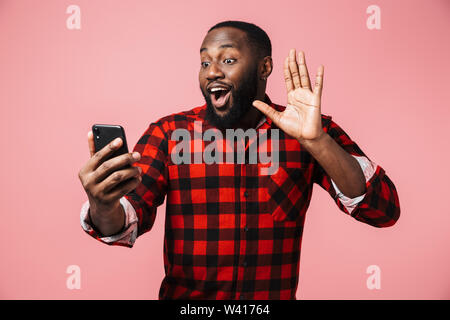 Portrait Of Happy afrikanischen Mann Shirt stehen über rosa Hintergrund isoliert, wobei selfie Stockfoto