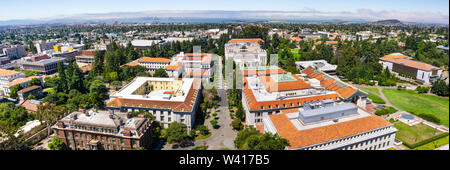 Panoramablick von der Universität von Kalifornien, Berkeley Campus an einem sonnigen Tag; San Francisco, Treasure Island und die Bay Bridge sichtbar im Hinterg Stockfoto