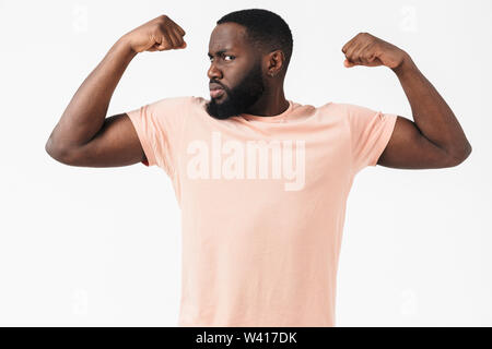 Porträt eines überzeugten afrikanischen Mann mit T-Shirt auf weißem Hintergrund, flexing Biceps Stockfoto