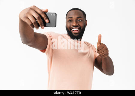 Portrait Of Happy afrikanischen Mann mit T-Shirt auf weißem Hintergrund, wobei selfie Stockfoto