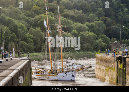 Tall Ship Anny macht ihren Weg in ein Schloss, als sie in den Hafen von Bristol für den Hafen von Bristol Festival, wo Hunderte von Schiffen aus Tall Ships auf Jollen in der Innenstadt Schwimmenden Hafen versammeln werden. Stockfoto