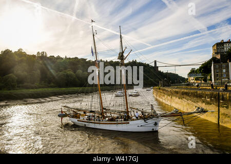 Tall Ship Anny macht den Weg durch die Avon Gorge und unter Clifton Suspension Bridge, als sie in den Hafen von Bristol für den Hafen von Bristol Festival, wo Hunderte von Schiffen aus Tall Ships auf Jollen in der Innenstadt Schwimmenden Hafen versammeln werden. Stockfoto