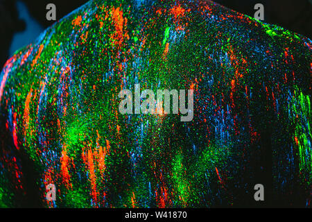 Uv-Pulver Textur. Der Mann ist in UV-Pulver gemalt. Stockfoto
