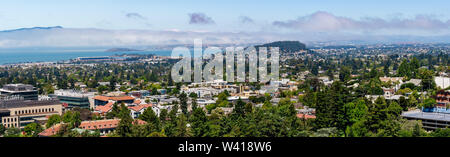 Blick Richtung Berkeley, Richmond und der San Francisco Bay Area Shoreline an einem sonnigen Tag; Universität von Kalifornien Berkeley campus Gebäude in der für Stockfoto