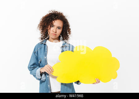 Porträt einer ziemlich verwirrt Casual afrikanisches Mädchen auf weißem Hintergrund, Sprechblase Stockfoto