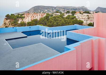 Geometrische Gebäude Swimmingpool. Rote Wand, La Manzanera. Calpe, Spanien Stockfoto