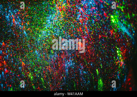 Uv-Pulver Textur. Der Mann ist in UV-Pulver gemalt. Stockfoto
