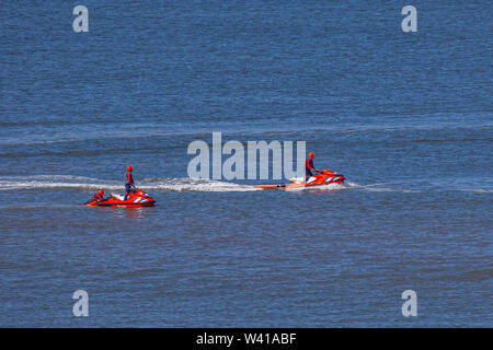 Egmond aan Zee, Niederlande - 18 Juli 2019: Mitglieder der niederländischen Küstenwache" Reddingsbrigade' auf Jet Skies während ein lebensrettender Bohren Stockfoto