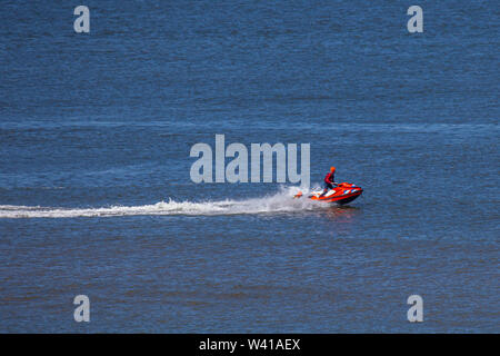 Egmond aan Zee, Niederlande - 18 Juli 2019: Mitglieder der niederländischen Küstenwache" Reddingsbrigade' auf einem Jet Ski während ein lebensrettender Bohren Stockfoto