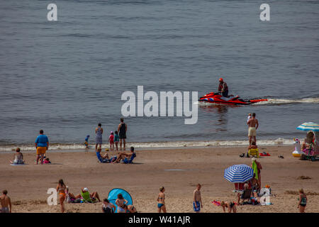 Egmond aan Zee, Niederlande - 18 Juli 2019: Mitglied der niederländischen Küstenwache" Reddingsbrigade' auf einem Jet-ski in der Nordsee, in der Nähe vom Strand mit Stockfoto