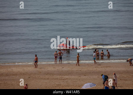 Egmond aan Zee, Niederlande - 18 Juli 2019: Mitglied der niederländischen Küstenwache" Reddingsbrigade' auf einem Jet-ski in der Nordsee, in der Nähe vom Strand mit Stockfoto