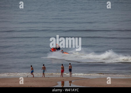 Egmond aan Zee, Niederlande - 18 Juli 2019: Mitglied der niederländischen Küstenwache" Reddingsbrigade' auf einem Jet-ski in der Nordsee, in der Nähe vom Strand mit Stockfoto
