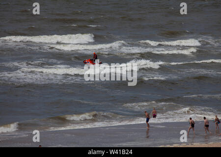 Egmond aan Zee, Niederlande - 18 Juli 2019: Mitglied der niederländischen Küstenwache" Reddingsbrigade' auf einem Jet-ski in der Nordsee, in der Nähe vom Strand mit Stockfoto