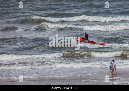 Egmond aan Zee, Niederlande - 18 Juli 2019: Mitglied der niederländischen Küstenwache" Reddingsbrigade' auf einem Jet-ski in der Nordsee Stockfoto