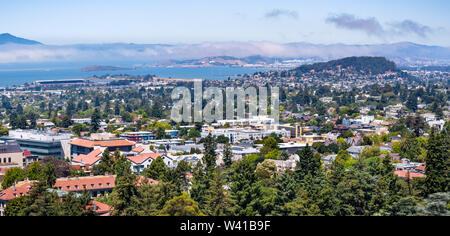 Blick Richtung Berkeley, Richmond und der San Francisco Bay Area Shoreline an einem sonnigen Tag; Universität von Kalifornien Berkeley campus Gebäude in der für Stockfoto