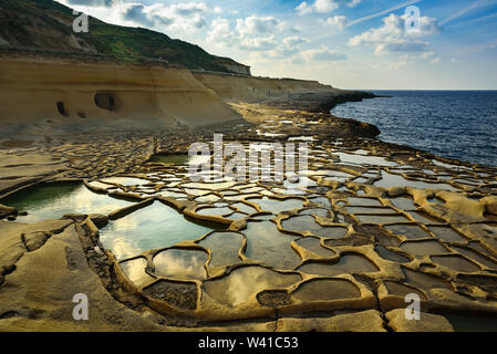 Salz Verdunstung Pfannen auf Malta. Teiche in der Nähe von Meer mit Wasser im sonnigen Tag gefüllt, Februar 2019 Stockfoto