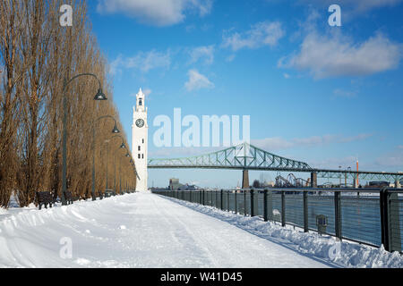 Schneeverwehungen auf dem Weg zur Tour de l'Horloge, Montreal Clock Tower, mit der Jaques Cartier Bridge im Hintergrund. Im alten Hafen, Montreal Qu Stockfoto