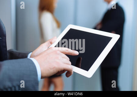 Nahaufnahme von Geschäftsmann mit digitalen Tablet Stockfoto