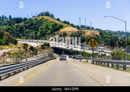 Juli 13, 2019 Oakland/CA/USA - Annäherung an einer Autobahnabfahrt in Ost San Francisco Bay Area. Stockfoto