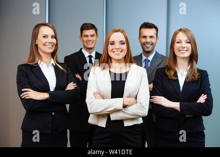Corporate Team gemeinsam im Büro Stockfoto