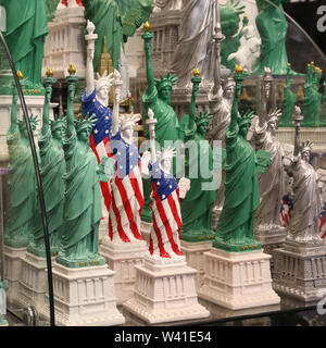 Statuen der Freiheit auf Verkauf in ein Souvenirgeschäft, Manhattan Stockfoto