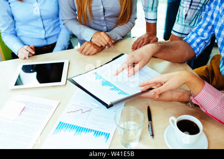 Nahaufnahme der Corporate Business Leute am Tisch arbeiten Stockfoto