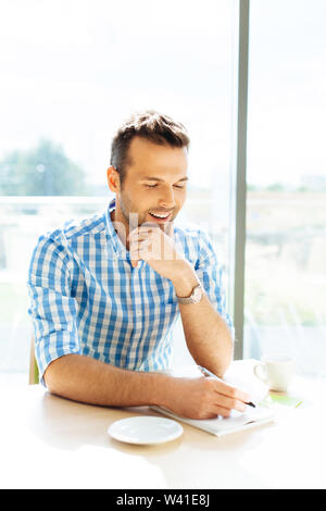 Schöner Mann arbeiten im Büro. Stockfoto