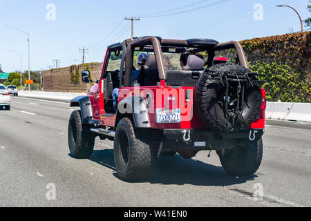 Juli 14, 2019 Redwood City/CA/USA - Jeep Wrangler Unlimited fahren auf der Autobahn in der San Francisco Bay Area; die beiden Türen entfernt und die Soft t Stockfoto