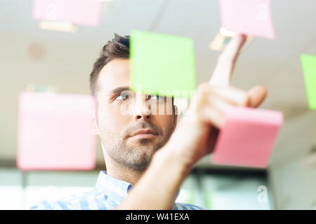 Kreative Menschen, die im Büro Stockfoto