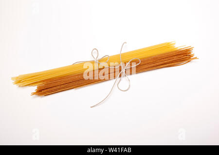 Bündel von Spaghetti auf weißem Hintergrund Stockfoto