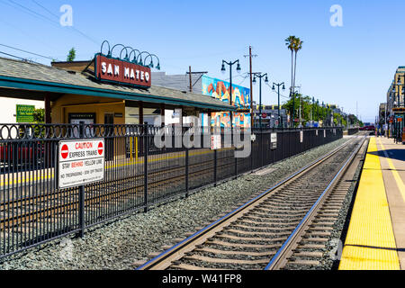 Juli 14, 2019 San Mateo/CA/USA - San Mateo Caltrain station Plattform; San Francisco Bay Area. Stockfoto