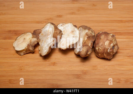 Jersalem Artischocke (Helianthus tuberosus) Gemüse auf Holz Schneidebrett. Stockfoto