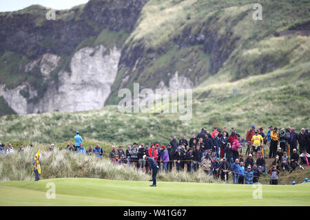 Japans Hideki Matsuyama Schläge auf der 8 Loch grün während der ersten Runde der 148 British Open Championship im Royal Portrush Golf Club im County Antrim, Nordirland, am 18. Juli 2019. Credit: Koji Aoki/LBA SPORT/Alamy leben Nachrichten Stockfoto