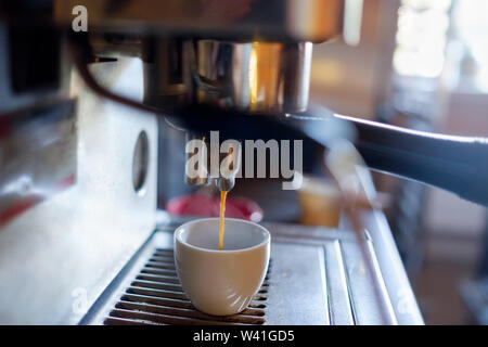 Espresso Maschine einen frischen Kaffee in kleinen Coffee Shop Stockfoto