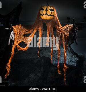 Singapur - Oct 14,2018: ein Kürbis konfrontiert Ghost in Spotlight Singapur. Stockfoto