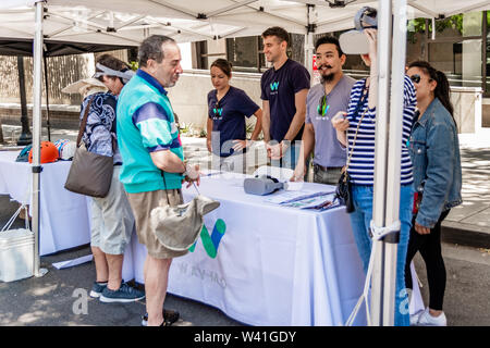 Juli 16, 2019 Mountain View/CA/USA - Vertreter von Waymo sprechen Sie Besucher an Technology Showcase Event im Silicon Valley Stockfoto