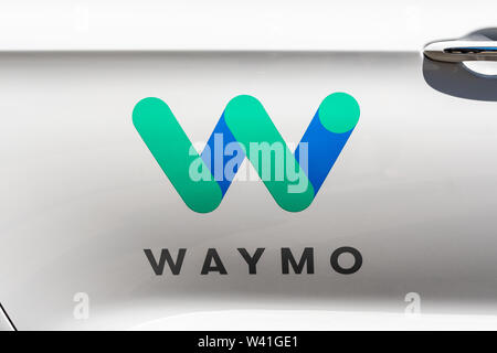 Juli 16, 2019 Mountain View/CA/USA - Nahaufnahme von Waymo Logo an der Seite eines Ihrer selbst Auto fahren, in der Prüfung in diesem Moment auf der Straße Stockfoto