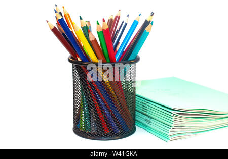 Buntstifte und Notebooks für die Schule isoliert auf weißem Stockfoto
