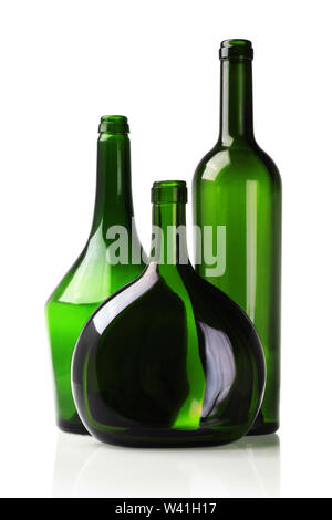 Leere Glas Wein Flaschen auf weißem Hintergrund Stockfoto