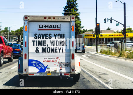 Juli 10, 2019 Redwood City/CA/USA-U-Haul van Reisen durch eine Stadt, in der San Francisco Bay Area; U-Haul ist ein amerikanisches Unternehmen, das DIY-mo Stockfoto